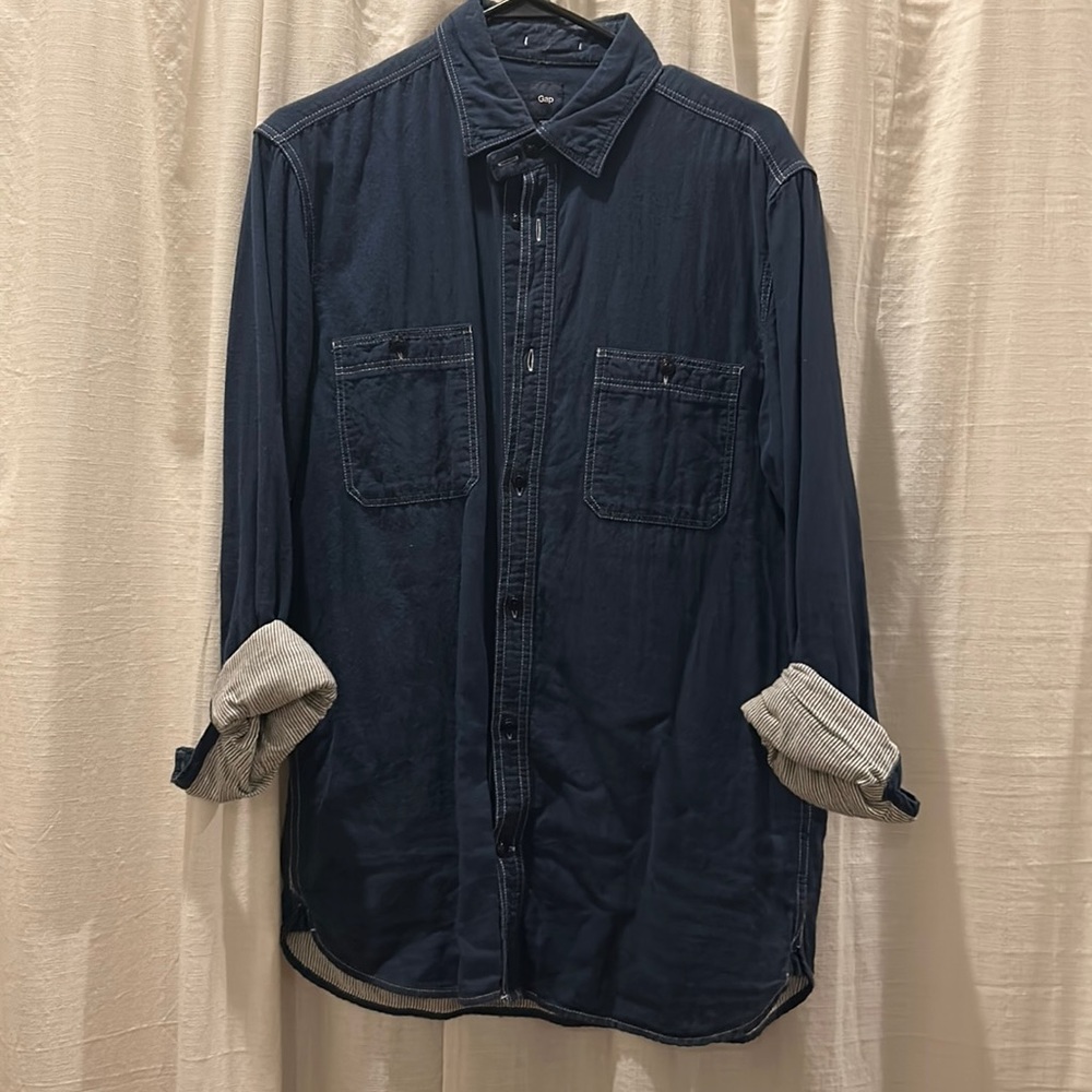 Gap buttons down shirt size medium. Navy with stripe lining.